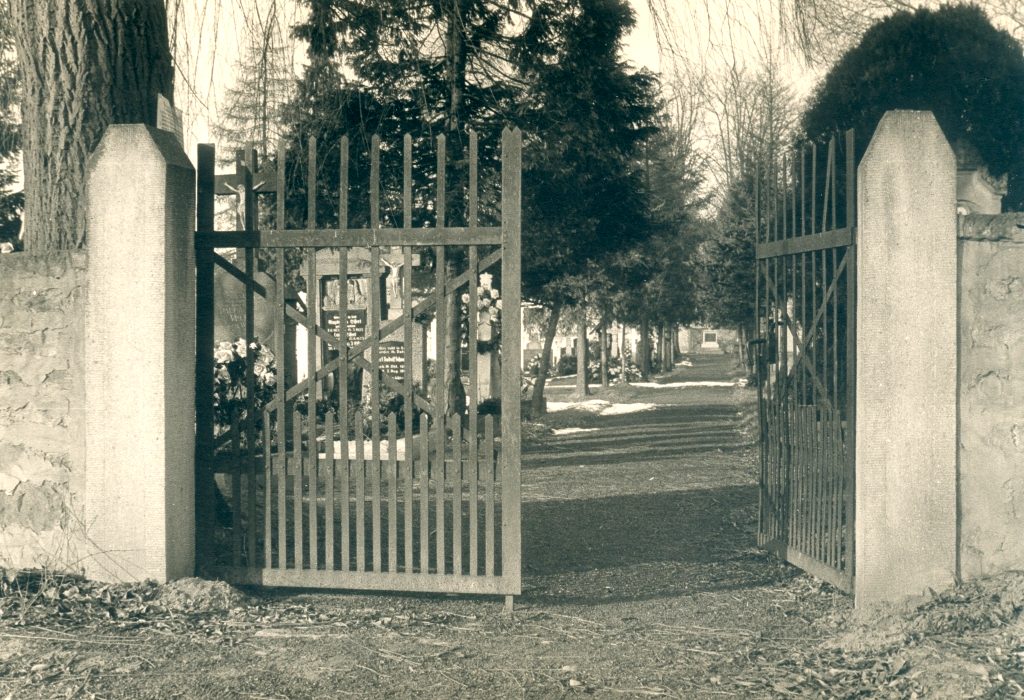 Eingangstor zum Stettfelder Friedhof um 1955