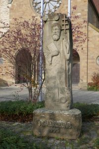 Marcellusstatue vor der Kirche