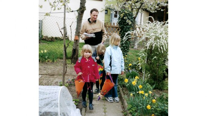 Ostern 2003. Von li. n. rechts Franziska, Stefanie, Carolin Herzog mit Vater Ulrich beim Ostereiersuchen bei Oma und Opa in der Weiherer Brunnenstraße.
