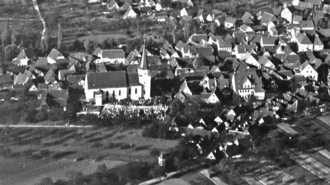 Abb. 8: Luftaufnahme von Zeutern auf einer Ansichtskarte aus den 1920er Jahren