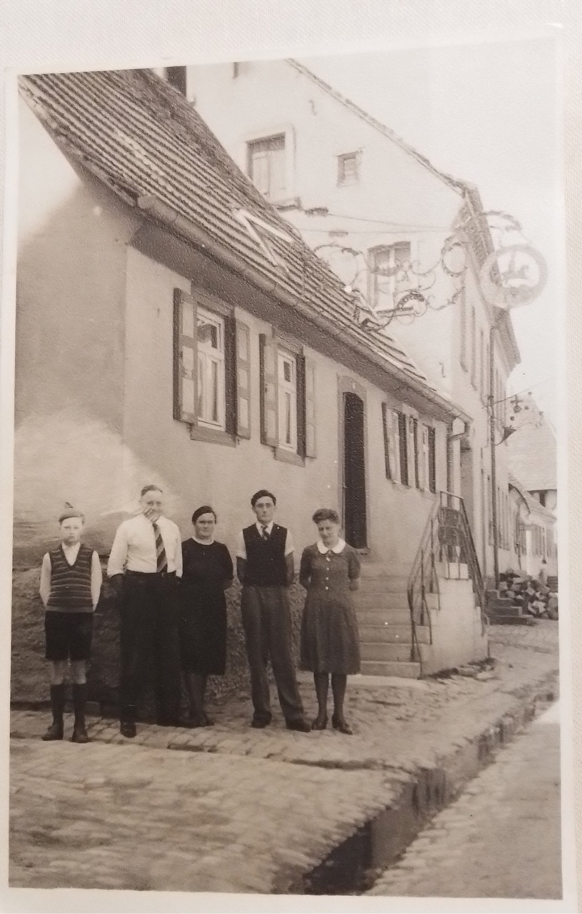 Familie Reiser vor Gasthaus 