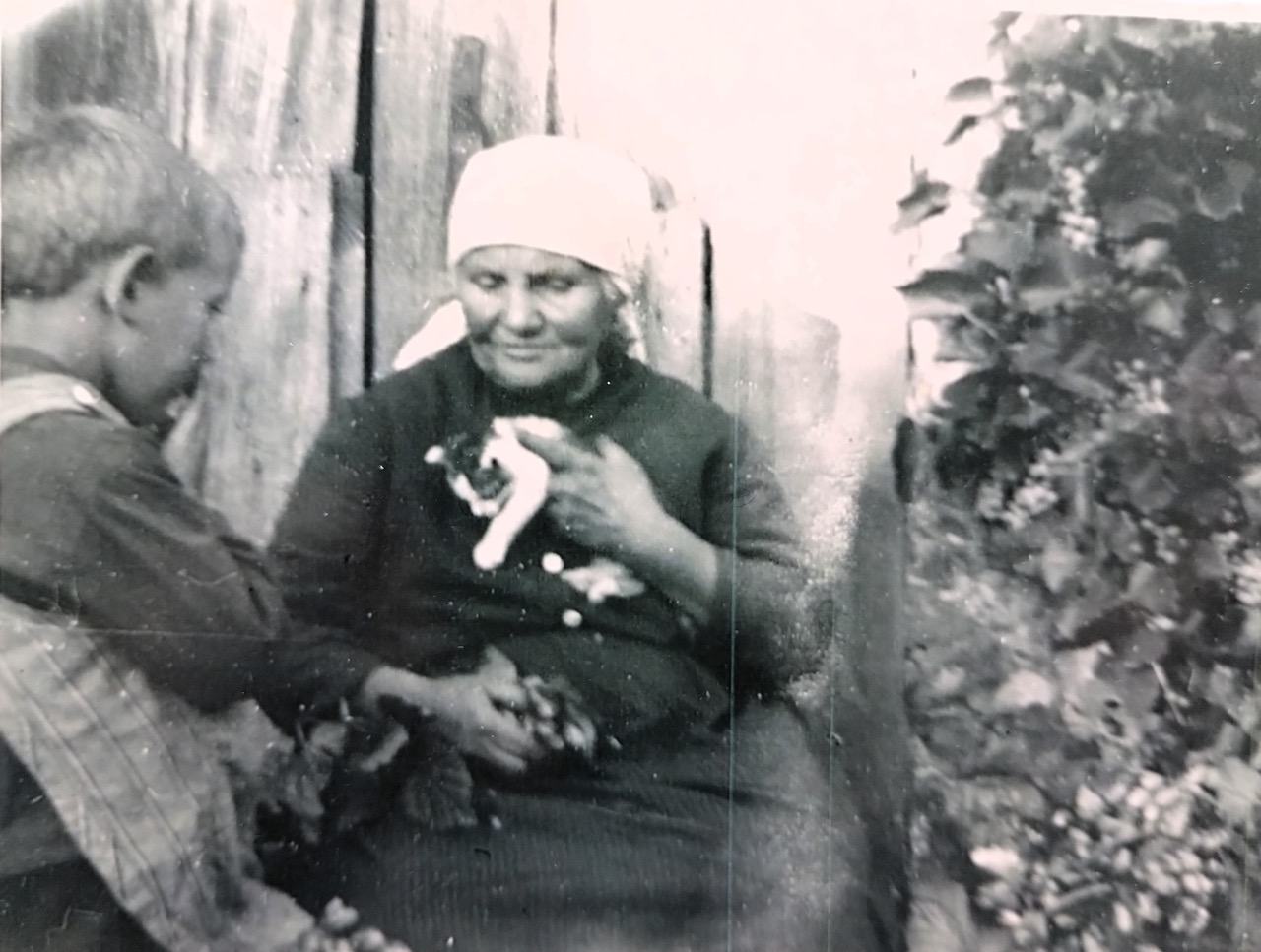 Karl mit Oma, Kätzchen und Hofpenwagen