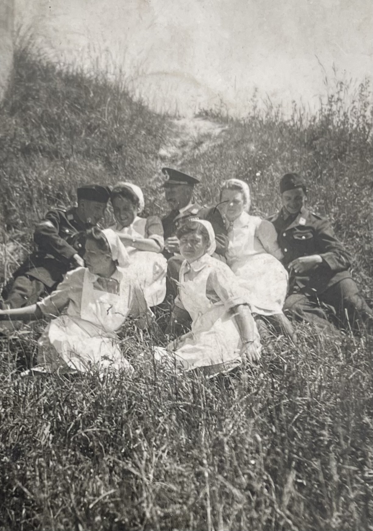Agnes Herzog (2.v.l.) mit Ostmärker Soldaten, ca. 1943