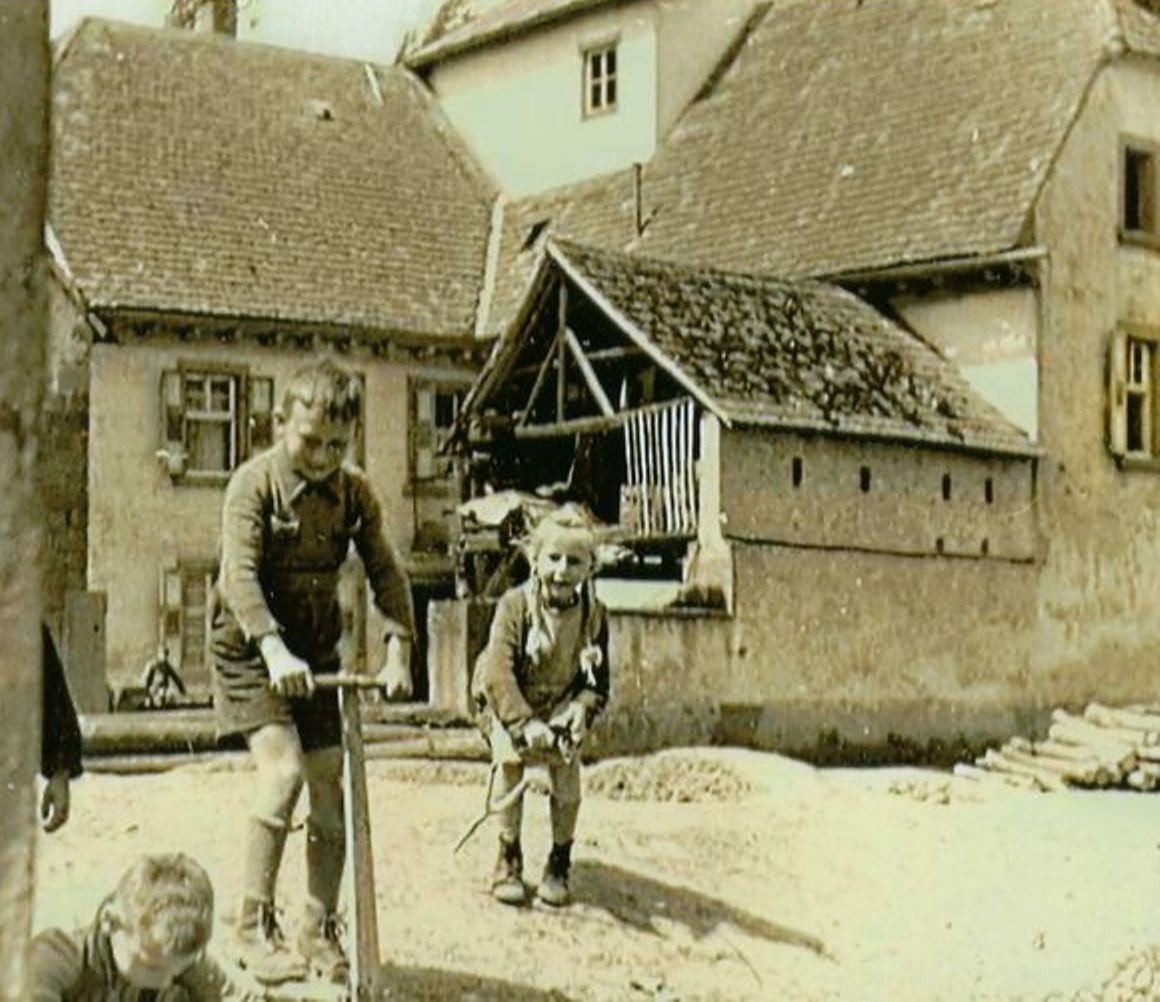Maria und Bruder Heinz, vorn unten Otto Bächtler