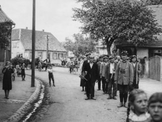 Maibaum in Weiher 30 er Jahre