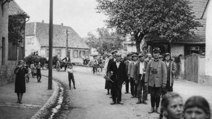 Maibaum in Weiher 30 er Jahre