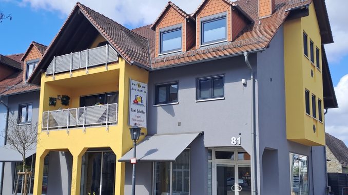 Wohn- und Geschäftshaus Raumausstatter Toni Schäfer, Hauptstr. 81 in Weiher
